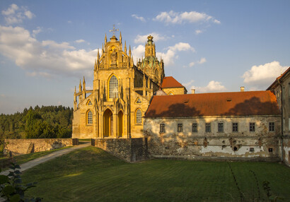 kostel Nanebevzetí Panny Marie - západní průčelí a budova starého konventu