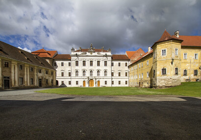 vstupní nádvoří - stáje, nový konvent a stará prelatura