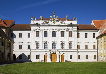 nový konvent - hlavní průčelí