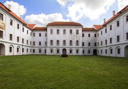 nový konvent - rajský dvůr