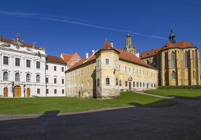 vstupní nádvoří - nový konvent, stará prelatura a kostel