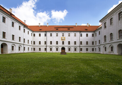nový konvent - rajský dvůr