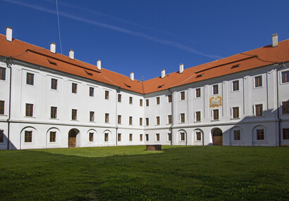 nový konvent - rajský dvůr