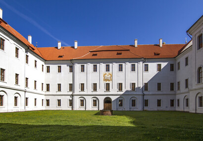 nový konvent - rajský dvůr