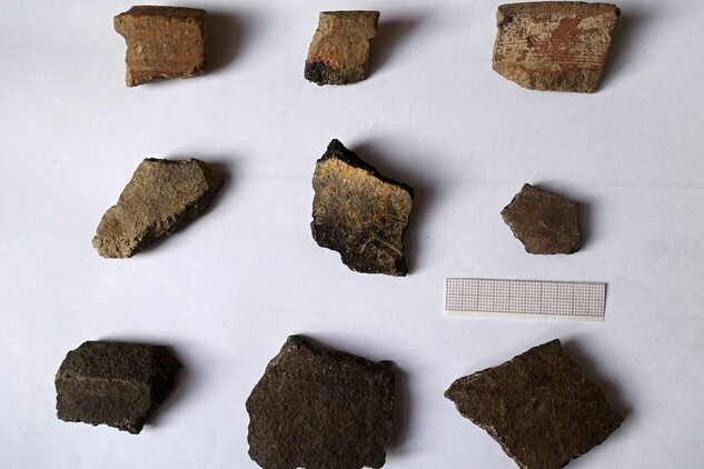 Zlomky keramiky 12. století z vrstev spáleniště severně od stájí.