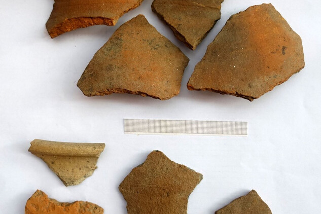 Zlomky keramiky 12. století z vrstev spáleniště severně od stájí.