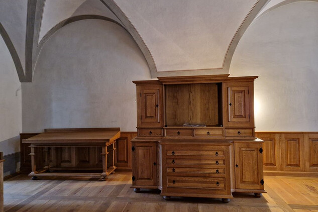 Starý konvent - instalace nábytku ve fraterii