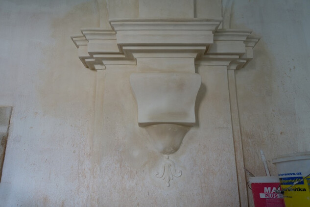 Nový konvent, přízemí východního křídla - dokončená římsa v ambitu.