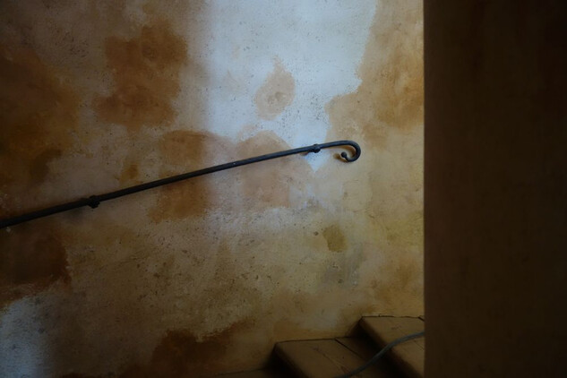 Starý konvent - oprava schodiště ve věži, nové madlo.